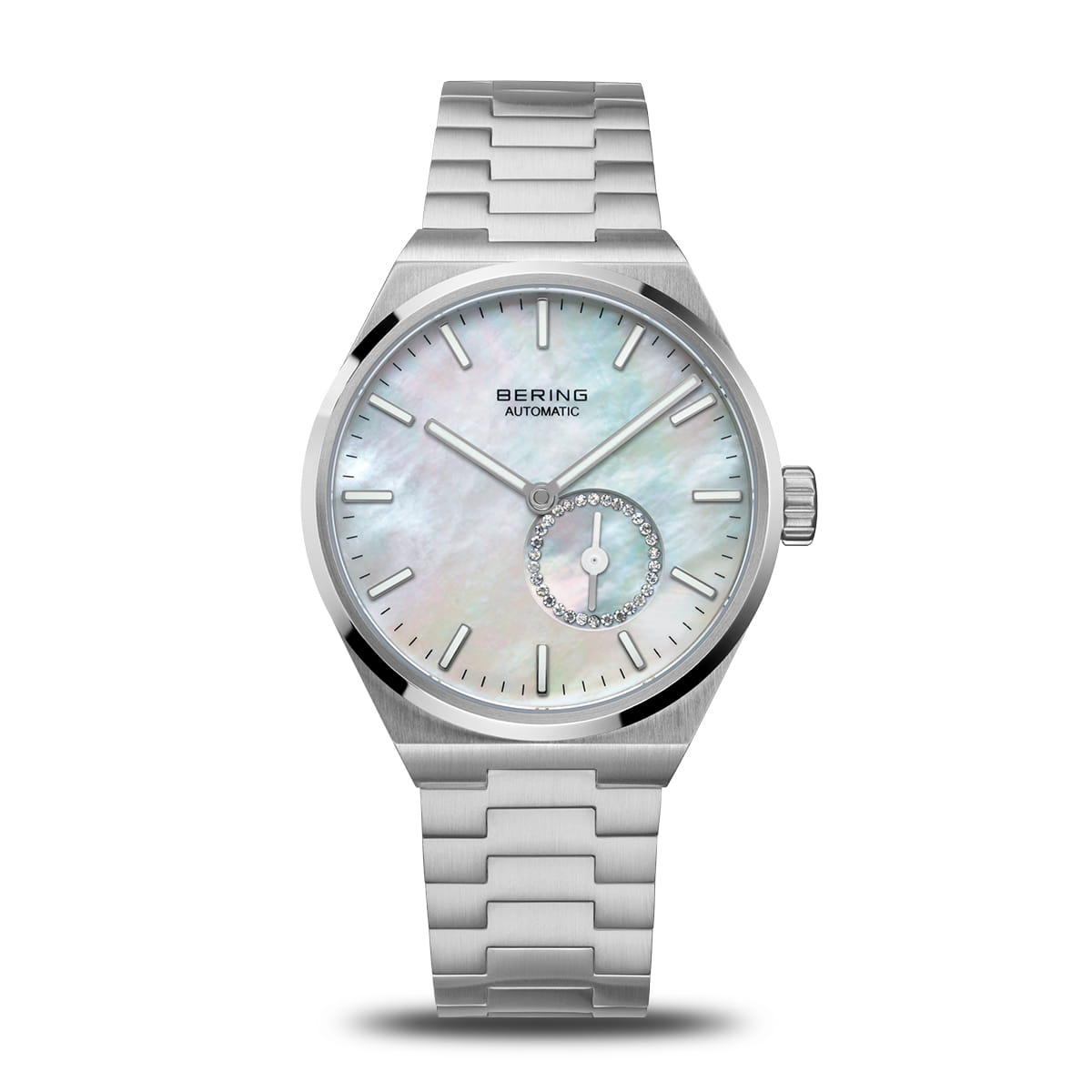 Reloj de dama con esfera blanca, caja de acero inoxidable y correa de eslabones plateados.