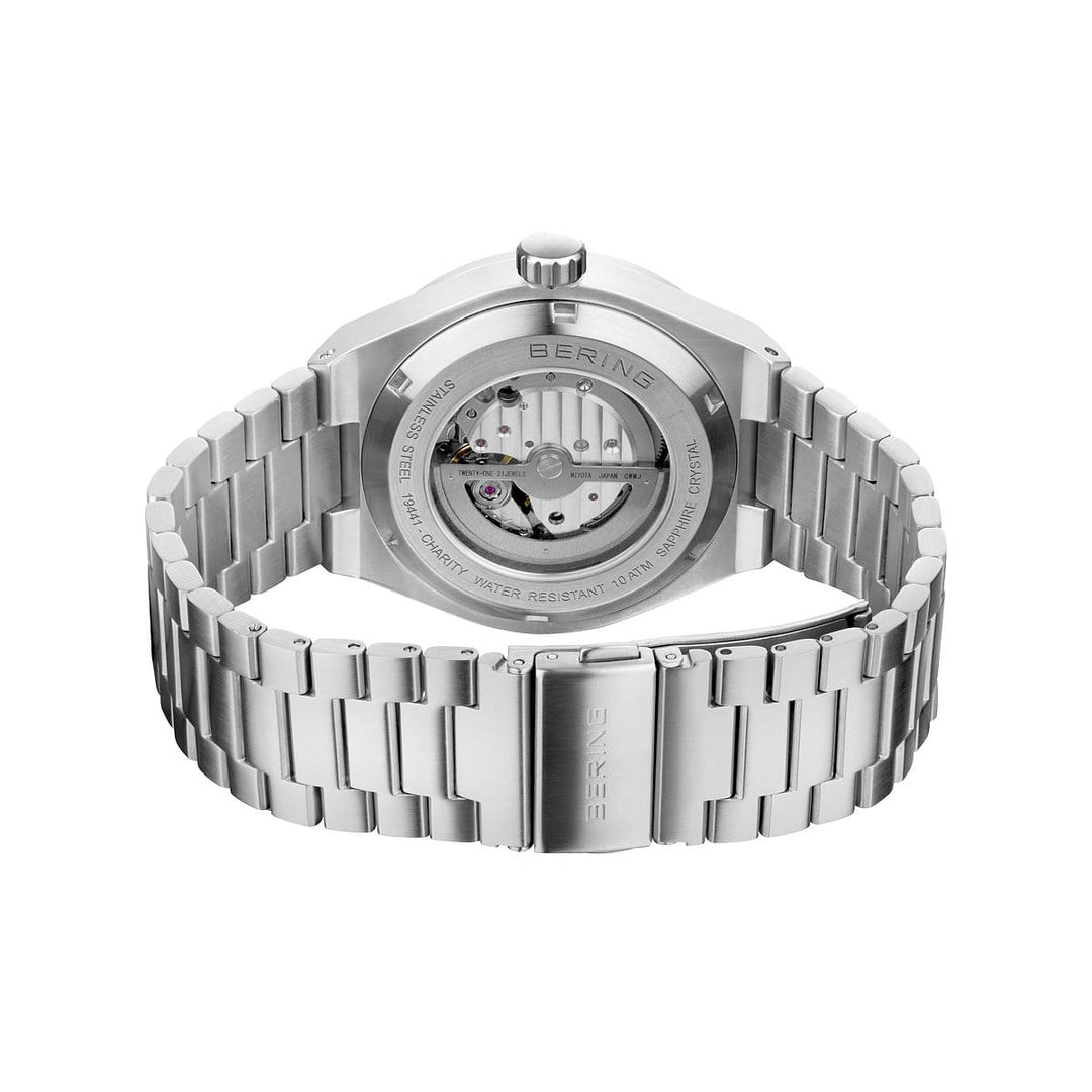 Een Bering herenhorloge (19441-Charity) met een roestvrijstalen band en een blauwe wijzerplaat. De transparante kast toont het automatische uurwerk. Bering en specificaties zijn gegraveerd op de rand, versterkt door duurzaam saffierglas.