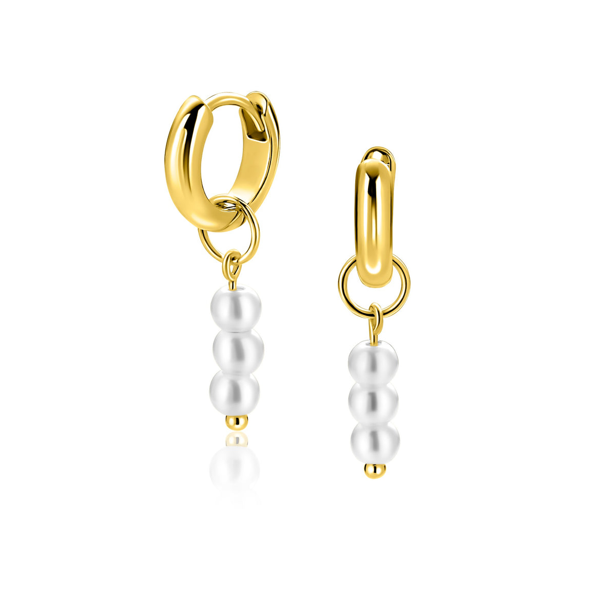 Een paar Zinzi oorbedels ZICH2734Y in goud verguld zilver, elk voorzien van drie gestapelde witte pareltjes voor een chique, minimalistische stijl. Deze elegante bedels van Zinzi zijn het perfecte accessoire voor elke gelegenheid.