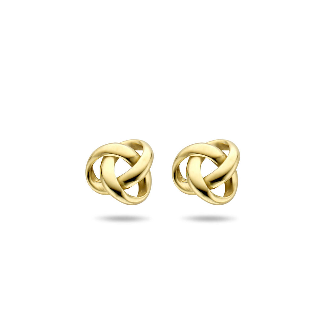 Een paar oorknoppen knoop 14K geelgoud van Van der Kooij Collectie wordt getoond tegen een witte achtergrond. Elke knoop heeft een ingewikkeld, in elkaar gevlochten knoopontwerp - een elegante optie onder dames sieraden.