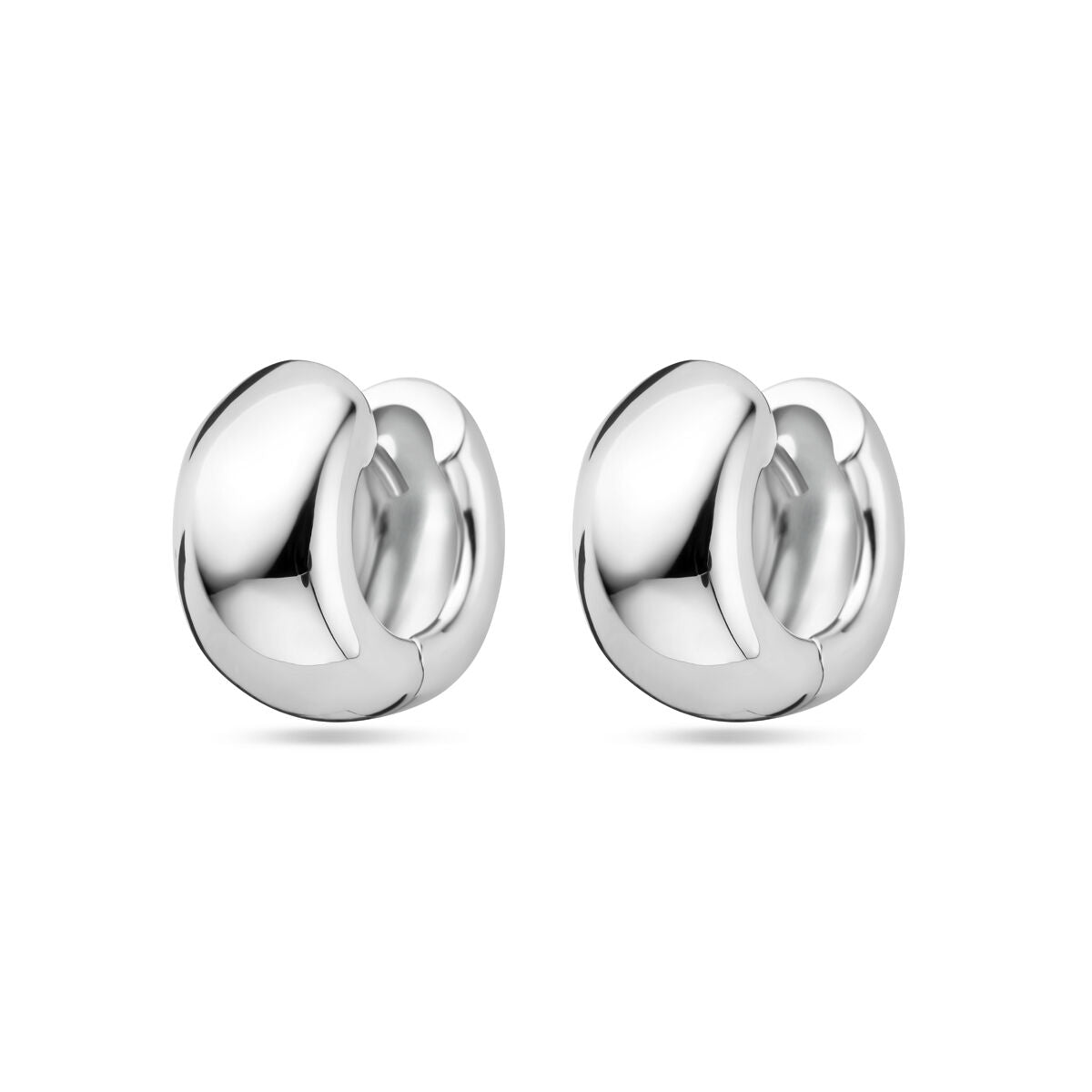 Pendientes de aro de 15 mm en plata rodiada con un acabado brillante y forma redondeada.