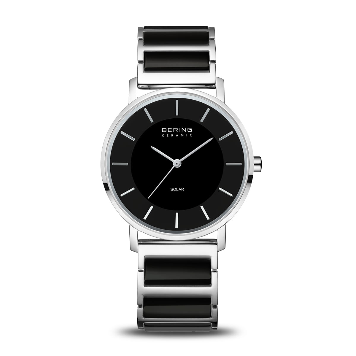Reloj de mujer con esfera negra, caja plateada y pulsera de acero con detalles en negro.