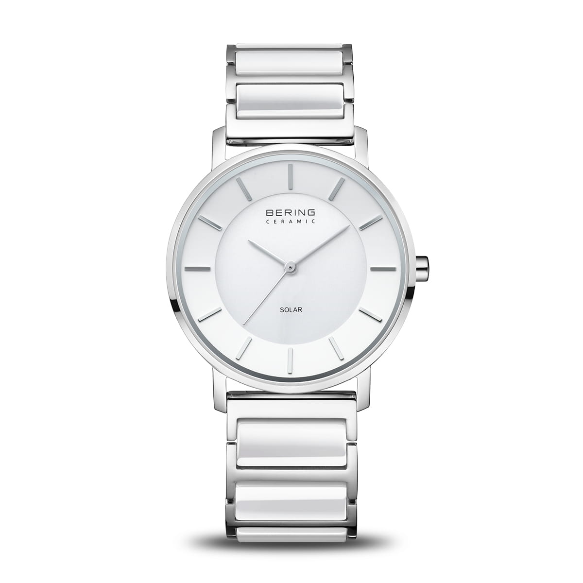 Reloj de dama con esfera blanca, caja y correa de acero inoxidable brillante.