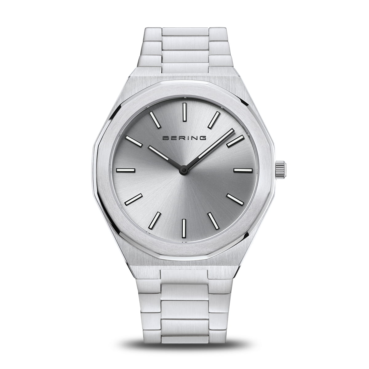 Reloj de hombre con esfera plateada y correa metálica, diseño octogonal y detalles minimalistas.