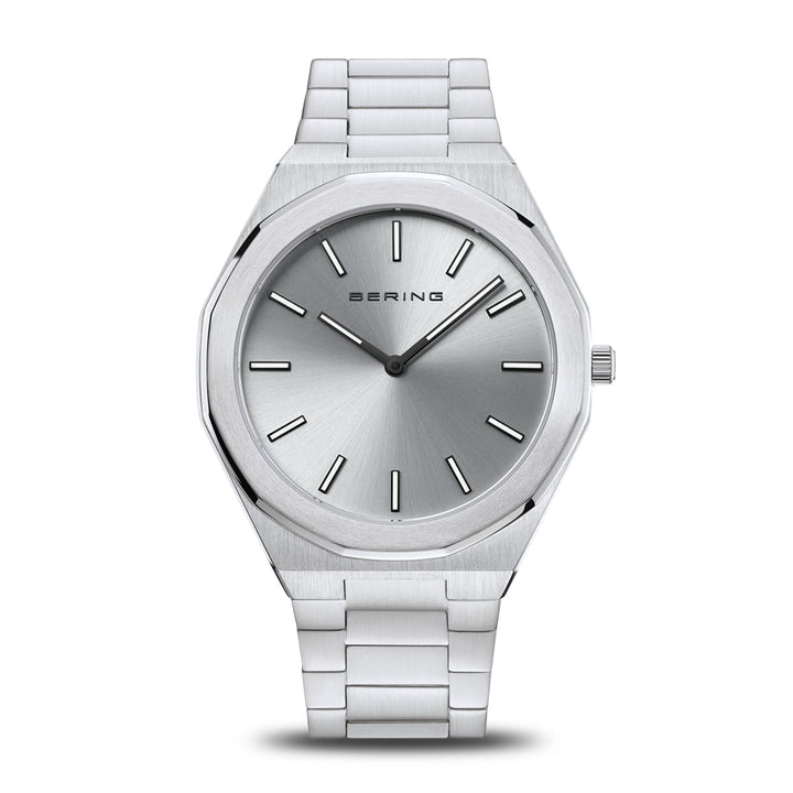 Een strak Bering herenhorloge, model 19641-700, heeft een achthoekige zilveren wijzerplaat met minimalistische markeringen en wijzers. Het heeft een metalen band en een saffierglas deksel. Het quartz uurwerk zorgt voor precisie en toont trots het merk Bering.