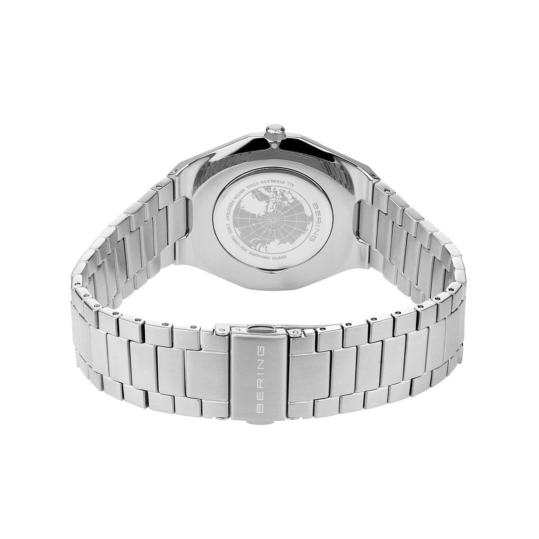 De Bering heren horloge zilveren dial - 19641-700 heeft een zilveren metalen polshorloge met een schakelband, een gegraveerde achterkant met een kaart en Bering op de sluiting. Het maakt gebruik van een quartzuurwerkmechanisme en duurzaam saffierglas.