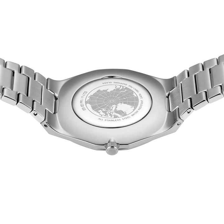 De afbeelding toont de achterkant van het Bering herenhorloge 19641-700 met een band van roestvrij staal, met een gegraveerde wereldkaart en de tekst BERING, wat de nadruk legt op het quartz-uurwerk en het duurzame ontwerp van roestvrij staal.