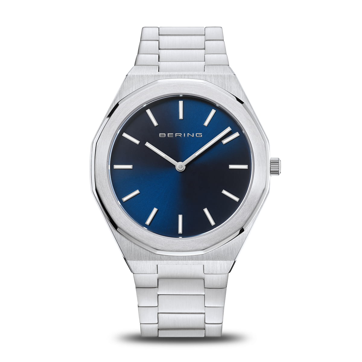 Reloj de hombre con esfera azul, caja octogonal plateada y brazalete de acero inoxidable.