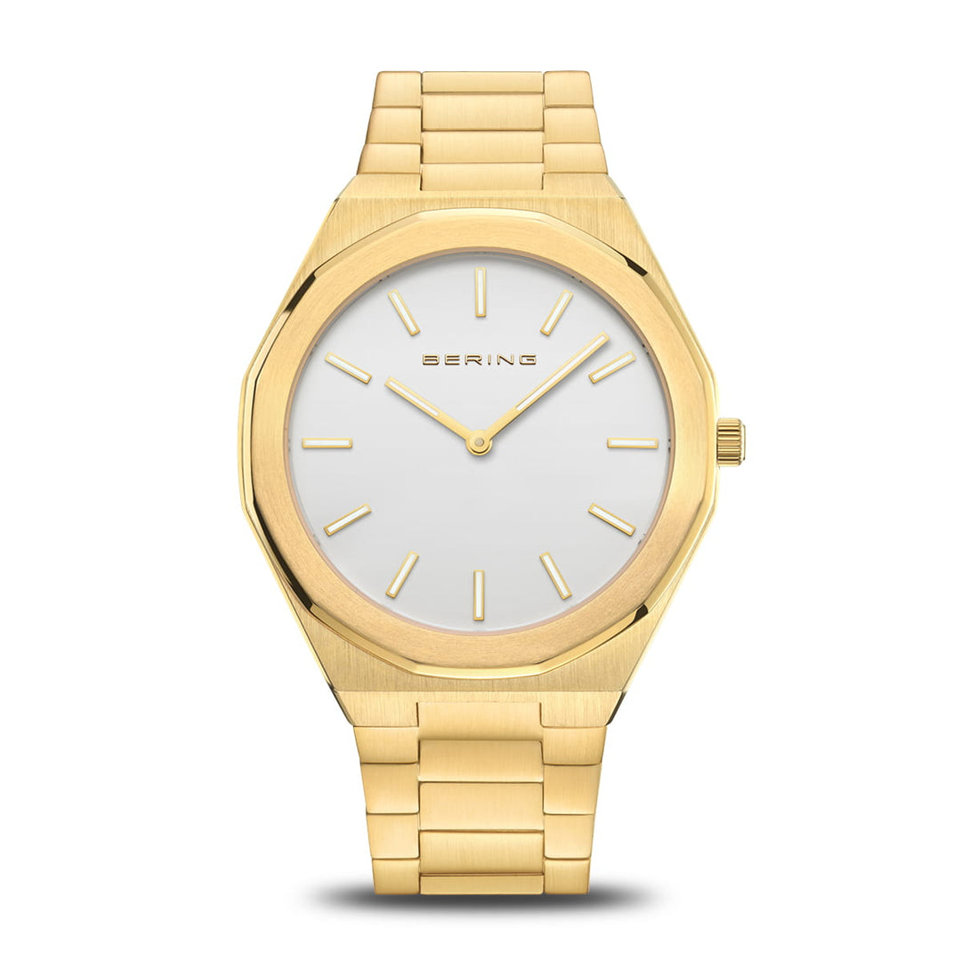 Getoond wordt een Bering herenhorloge met een strak design; Het heeft een ronde zilveren wijzerplaat met gouden markeringen en wijzers onder saffierglas. De goudkleurige roestvrijstalen band complementeert de kast, terwijl Bering in goud schittert op de wijzerplaat. Model: 19641-730.