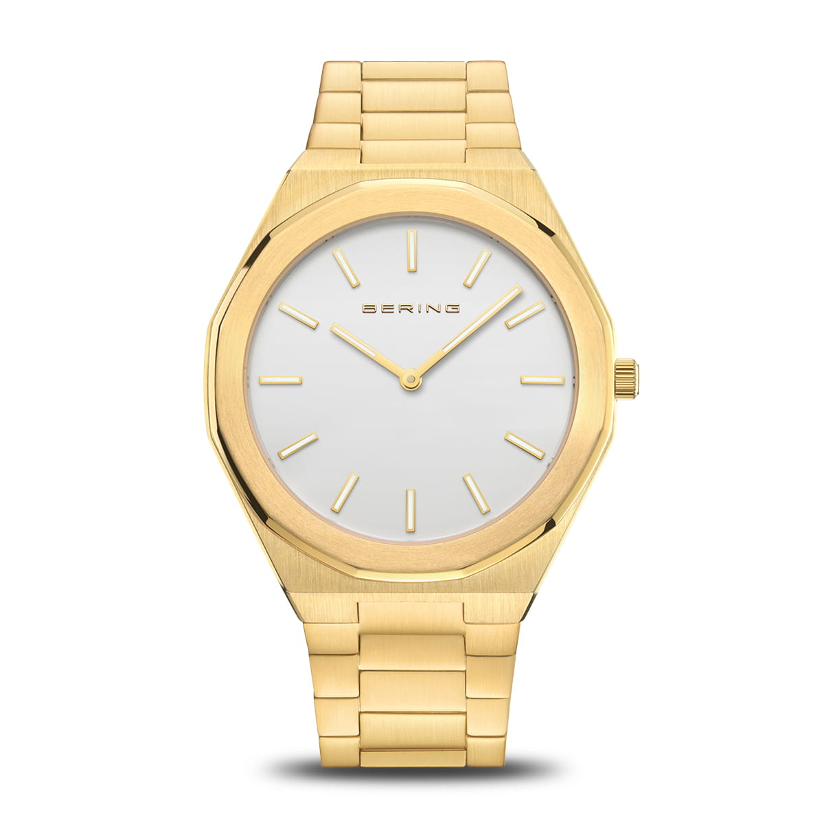Reloj de hombre con caja dorada, esfera plateada y correa de eslabones.