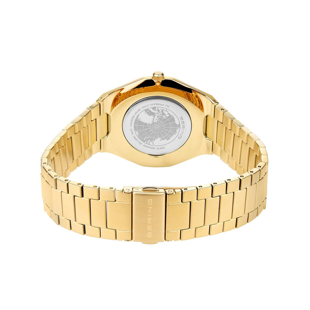 Het Bering herenhorloge 19641-730 heeft een goudkleurige roestvrijstalen band en een gesloten sluiting met de merknaam Bering gegraveerd. Het toont een wereldkaartontwerp op de wijzerplaat, wat functionaliteit en elegantie combineert.