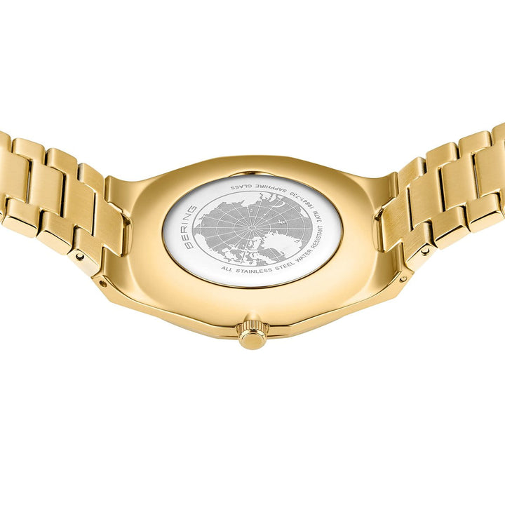 Dit Bering herenhorloge, model 19641-730, heeft een goudkleurige roestvrijstalen band en een roestvrijstalen kast met een gegraveerde wereldkaart bekeken door saffierglas. De ronde kast benadrukt zichtbare branding voor een stijlvolle en verfijnde look.