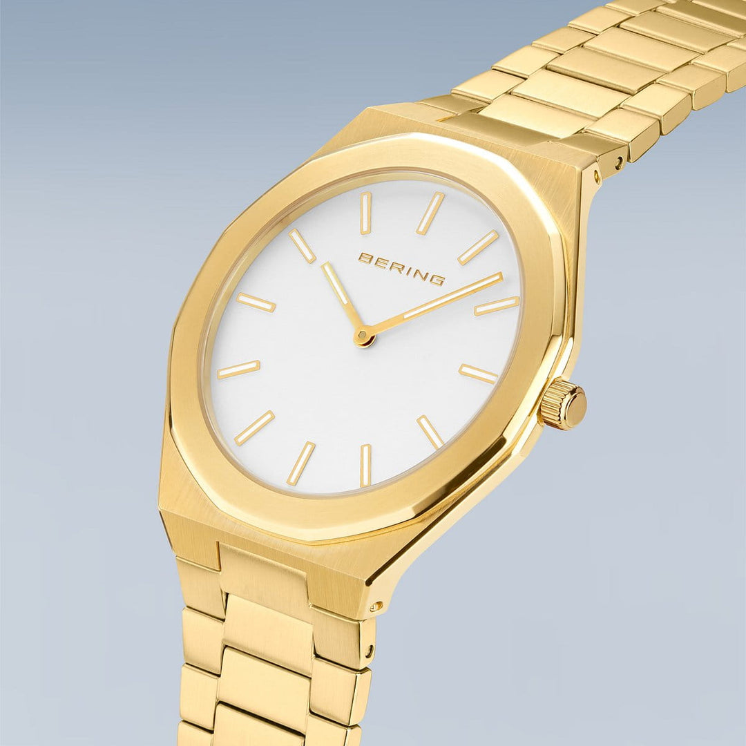 Een gouden Bering 19641-730 polshorloge heeft een goudkleurige roestvrijstalen band. Het herenhorloge heeft een zilveren wijzerplaat met dunne gouden markeringen en wijzers. BERING staat elegant gedrukt op de lichtblauwe gradiënt wijzerplaat, beschermd door duurzaam saffierglas.