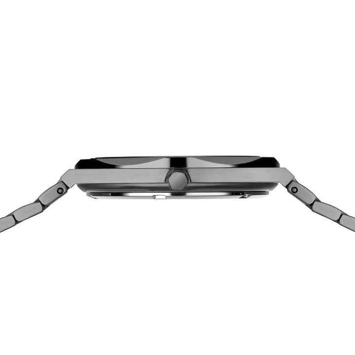 Het Bering herenhorloge, model 19742-777, heeft een strak design met een roestvrijstalen kast en metalen band. De minimalistische stijl wordt versterkt door saffierglas, dat een elegante en moderne uitstraling heeft.