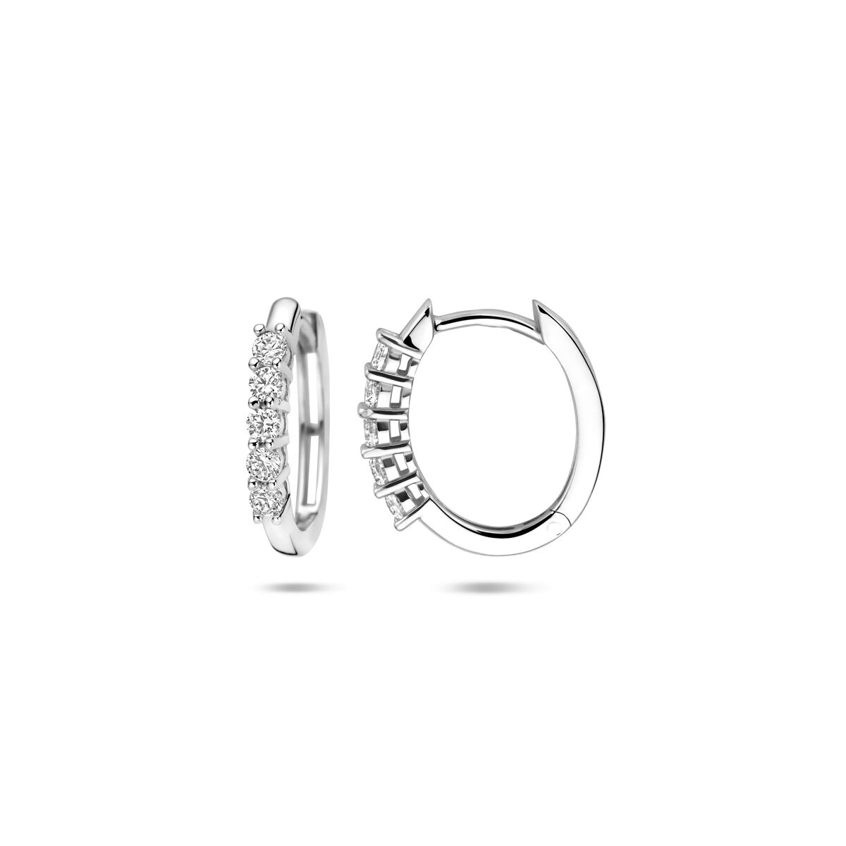 Pendientes de aro de plata con circonitas, acabado en rodio, diseño elegante y brillante.