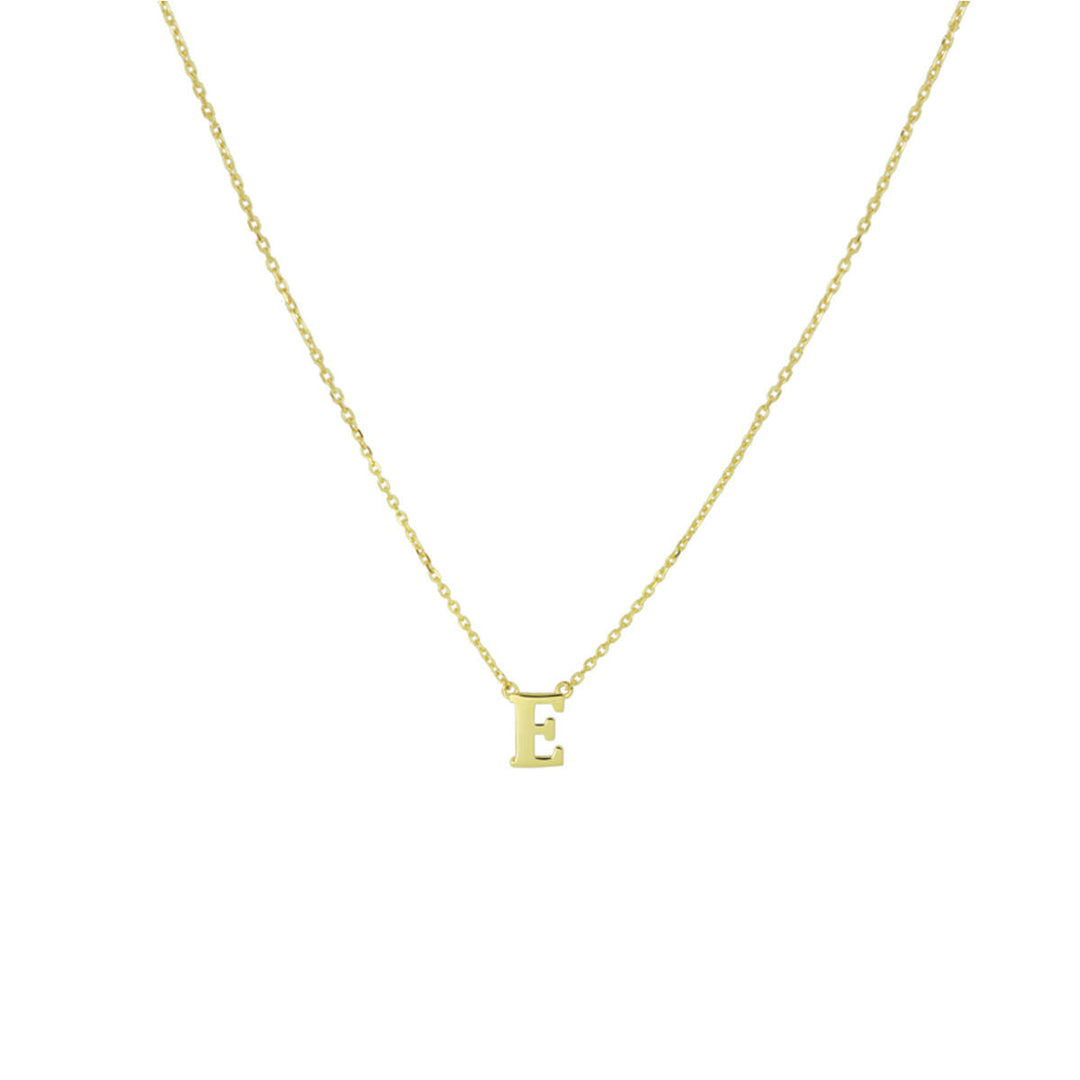 De Gouden dames ketting letter 14K van Van der Kooij Collectie is een elegante 14k geelgouden ankerketting met gepersonaliseerde E-hanger, ideaal als sieradencadeau voor dames. Gephotografeerd op een witte achtergrond.