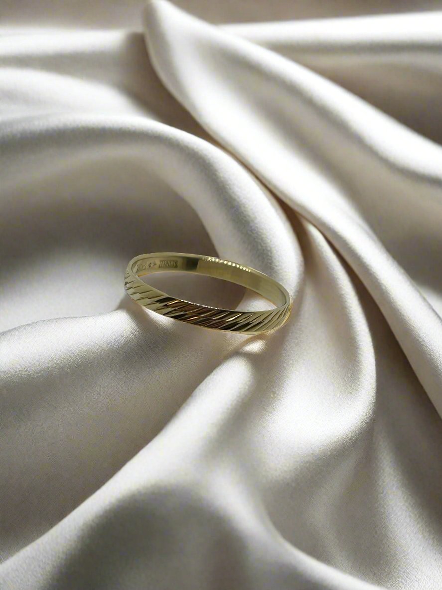 Anillo vintage de oro de 14k con diseño estriado, ligero y delicado.