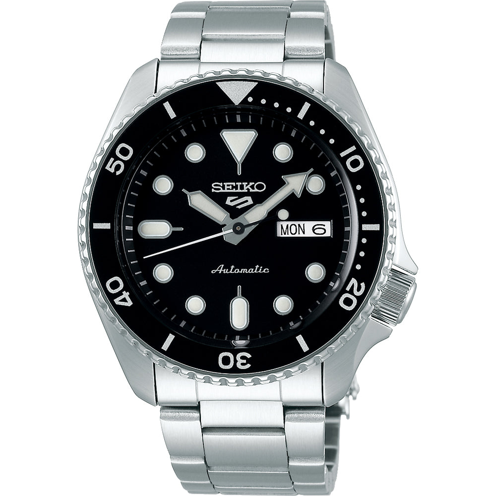 Reloj de hombre Seiko 5 Sports con esfera negra, caja y correa de acero inoxidable.