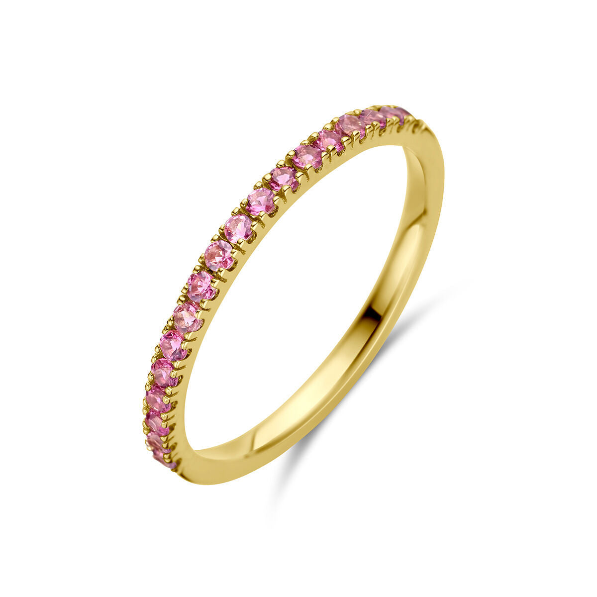 Een 14K geelgouden ring met geboortesteen roze toermalijn van de Van der Kooij Collectie, met een slanke band en kleine ronde stenen langs de bovenkant, gefotografeerd op een witte achtergrond.