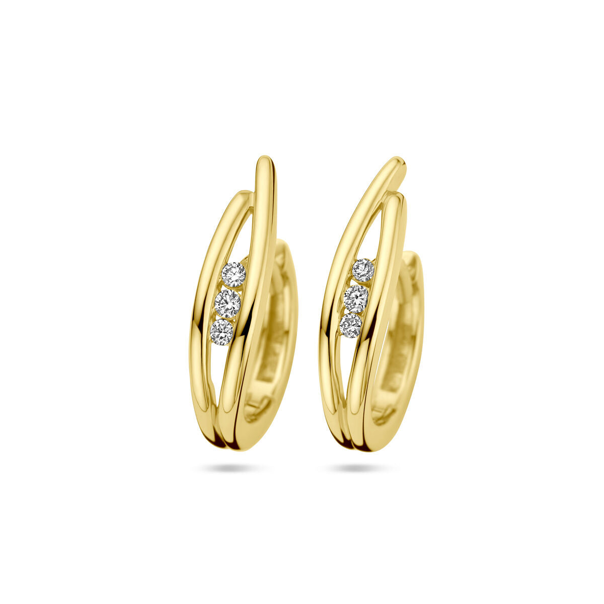 Pendientes de aro en oro amarillo de 14K con tres diamantes de 0.10 ct en total.