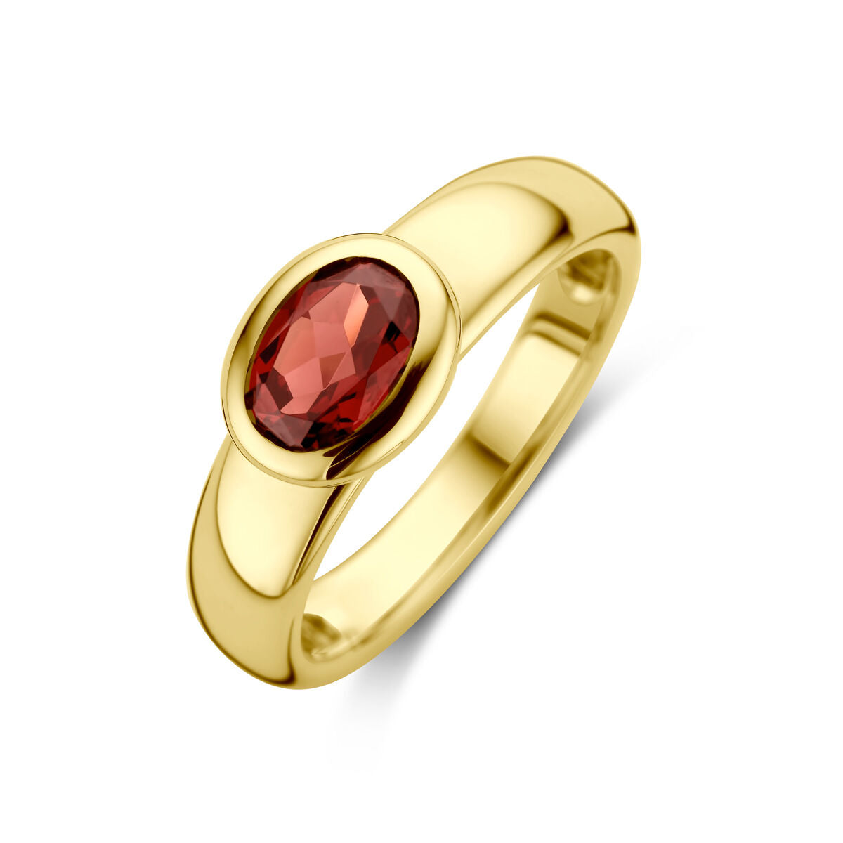 Anillo de granate en oro amarillo de 14 quilates con forma ovalada.