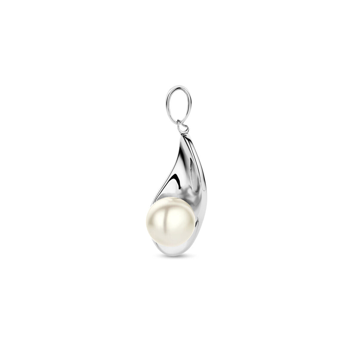 Colgante de plata rodiada con forma ondulada y perla blanca en el centro.