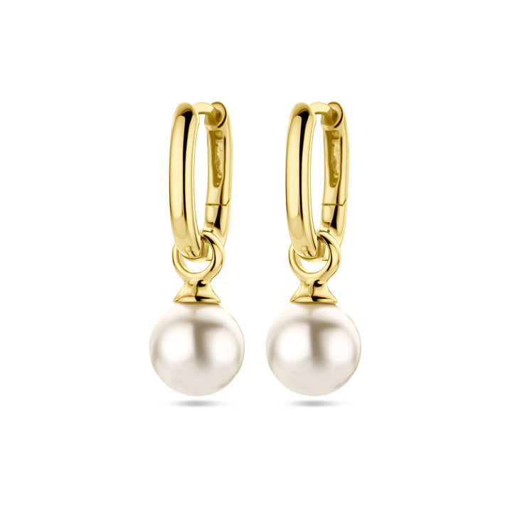 Van der Kooij Collectie oorbellen synth. parel 1 micron zilver verguld (geel), gouden hoepel oorbellen met hangende witte parels, afgebeeld op een witte achtergrond.