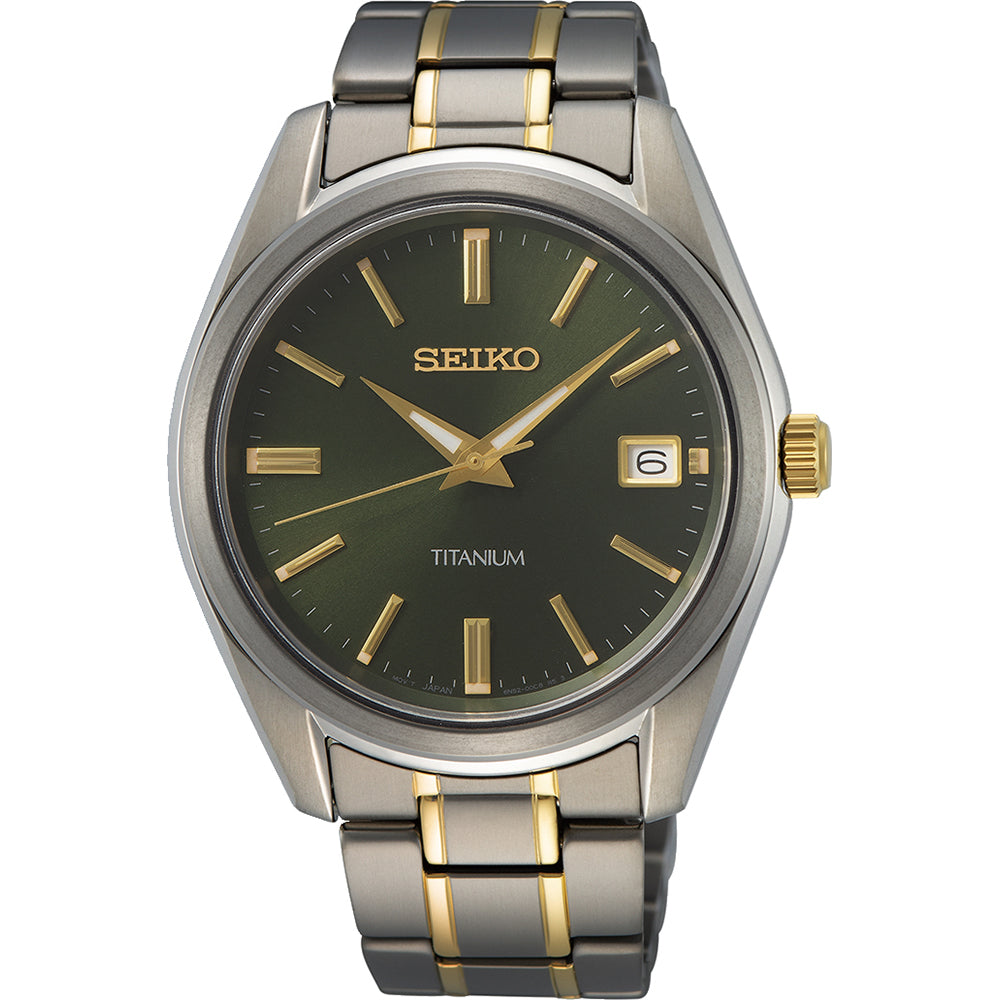 Reloj de hombre Seiko con caja de titanio, esfera verde y detalles en dorado, correa de acero bicolor.