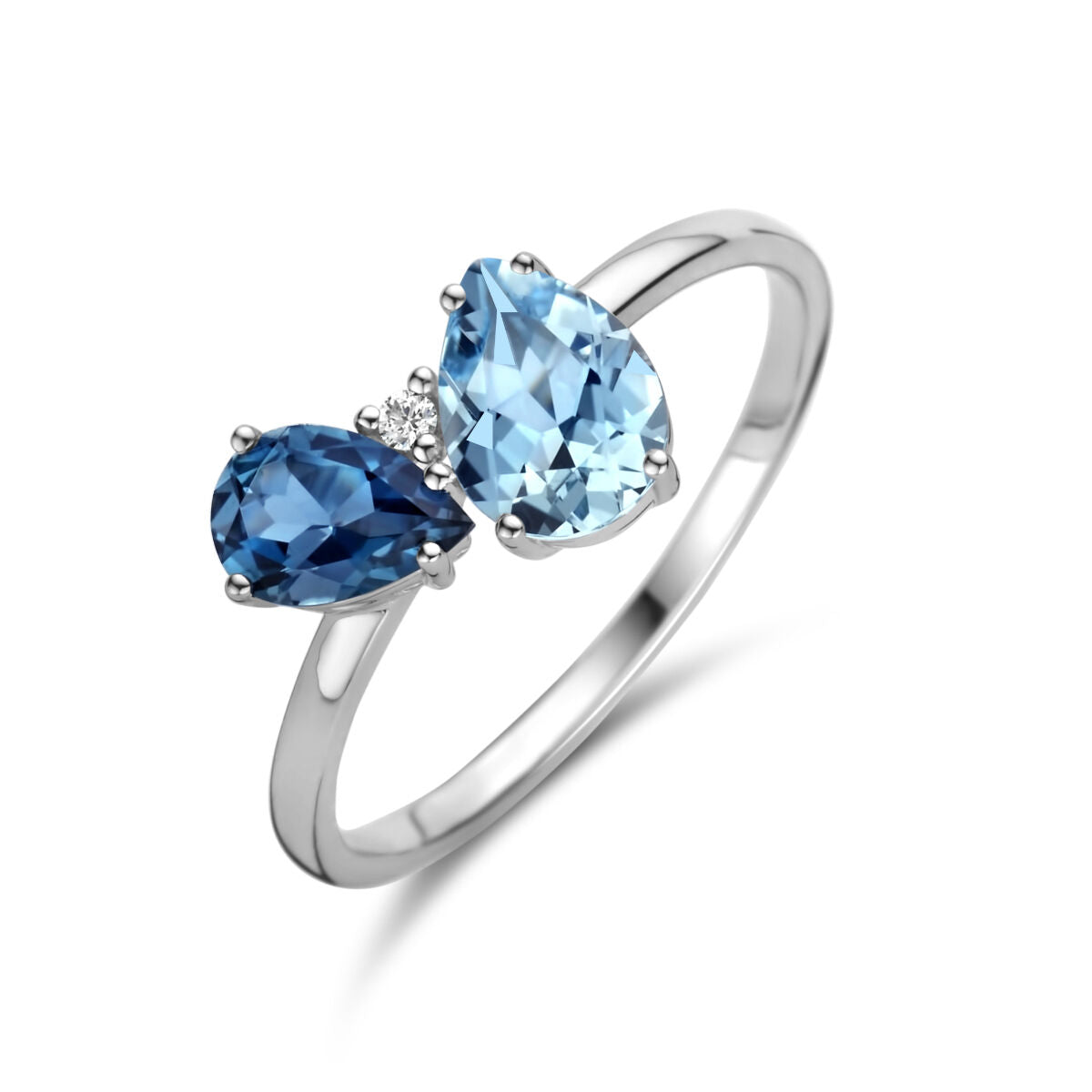 Anillo de trilogía con topacios london blue y diamante de 0.01ct en oro blanco de 14K.