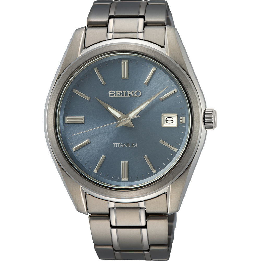 Reloj de hombre Seiko con caja de titanio, esfera azul y correa metálica.