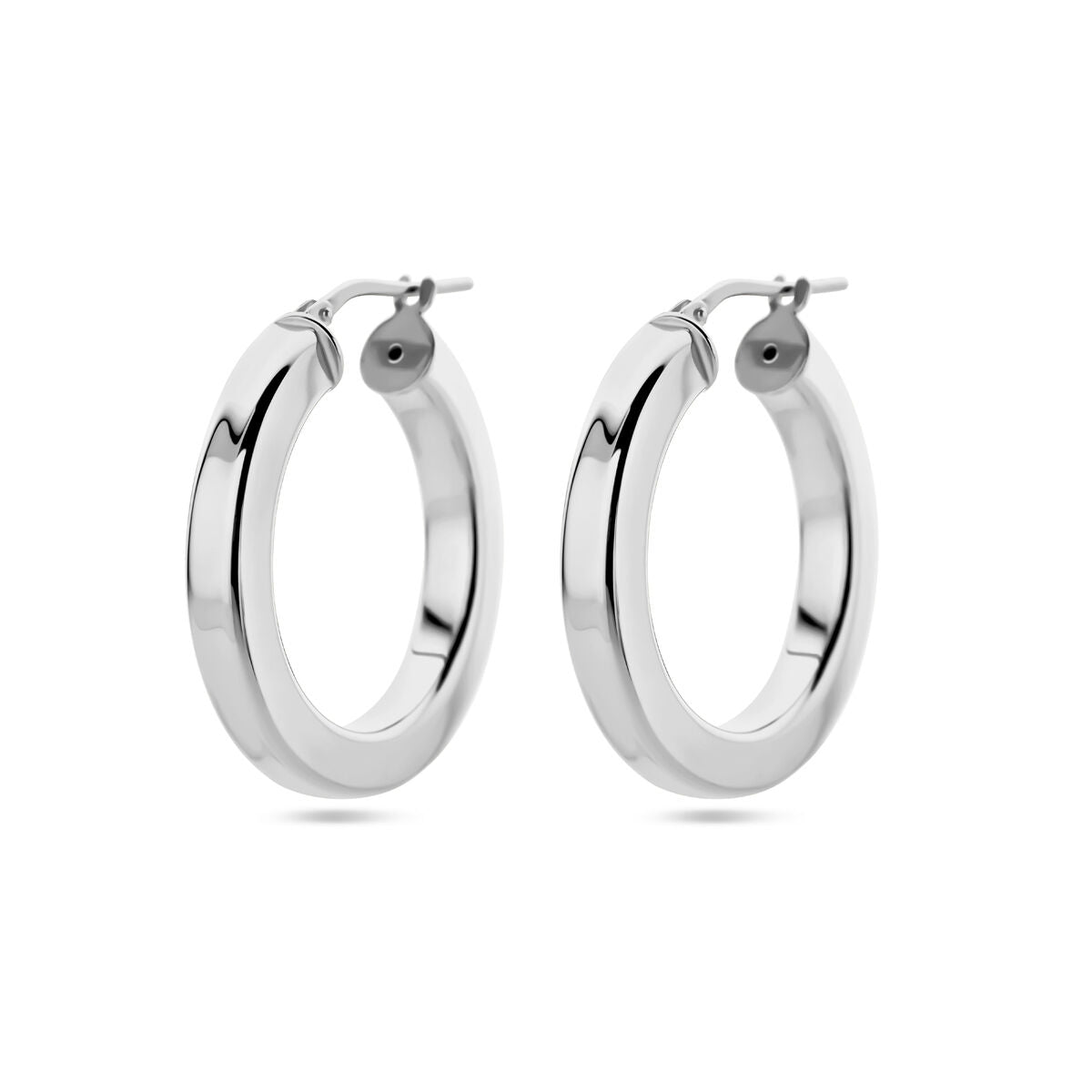 Pendientes de aro de plata con acabado en rodio, de forma plana y brillante.