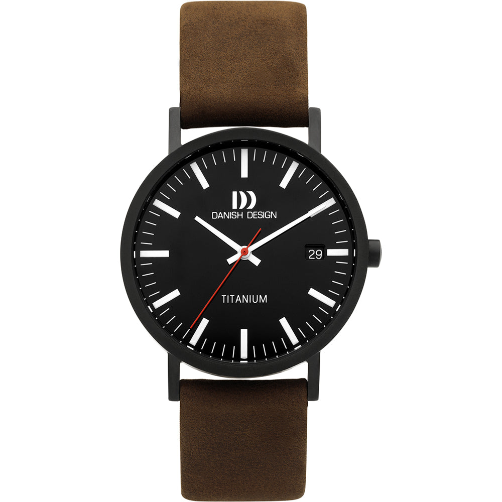 Reloj de titanio con esfera negra, correa de cuero marrón y detalles en blanco y rojo.