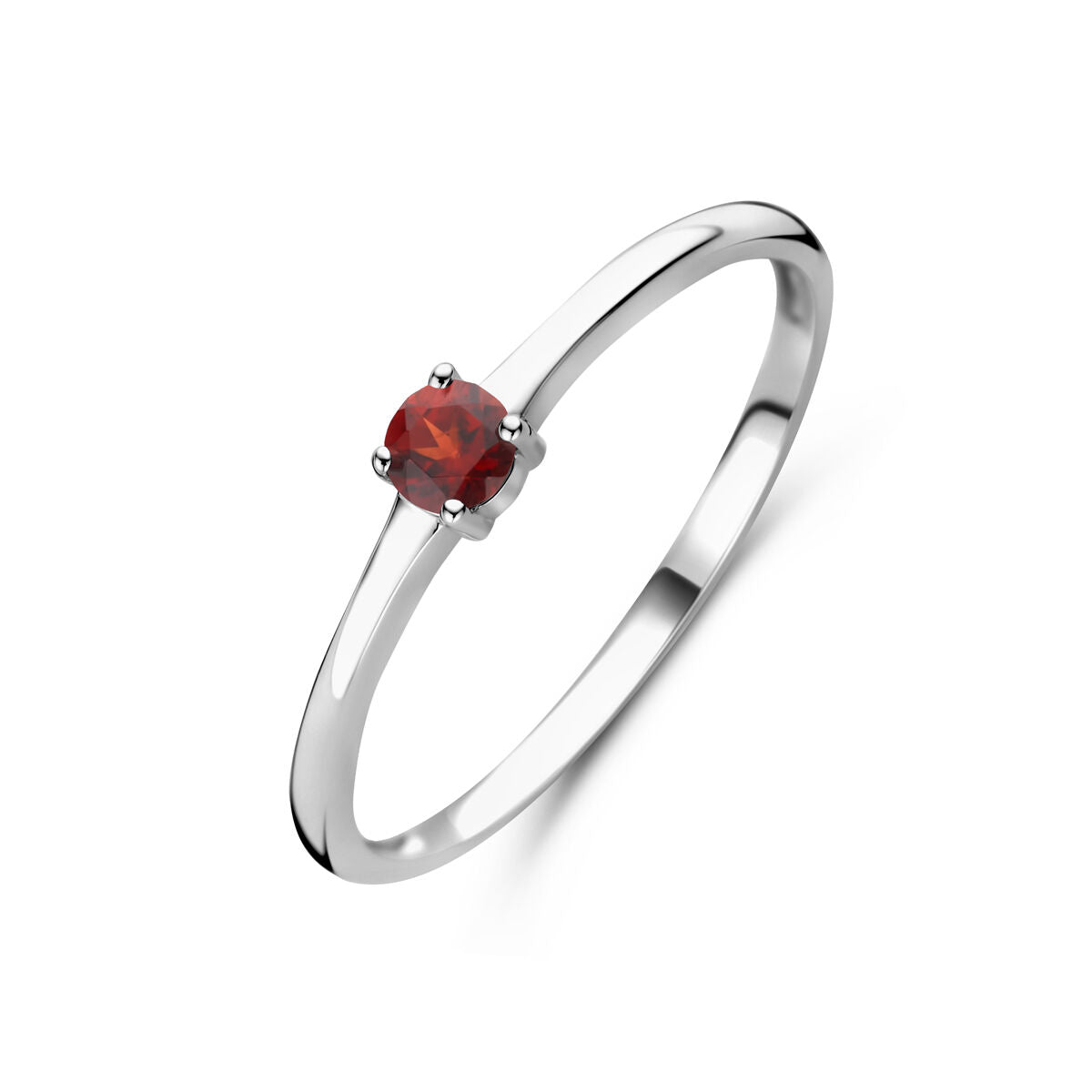 Anillo de plata rodiada con piedra de nacimiento granate de enero.