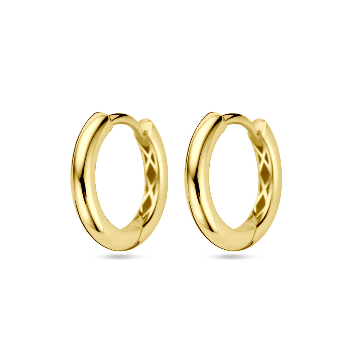 Pendientes de aro de 14K en oro amarillo con un diseño liso y brillante.