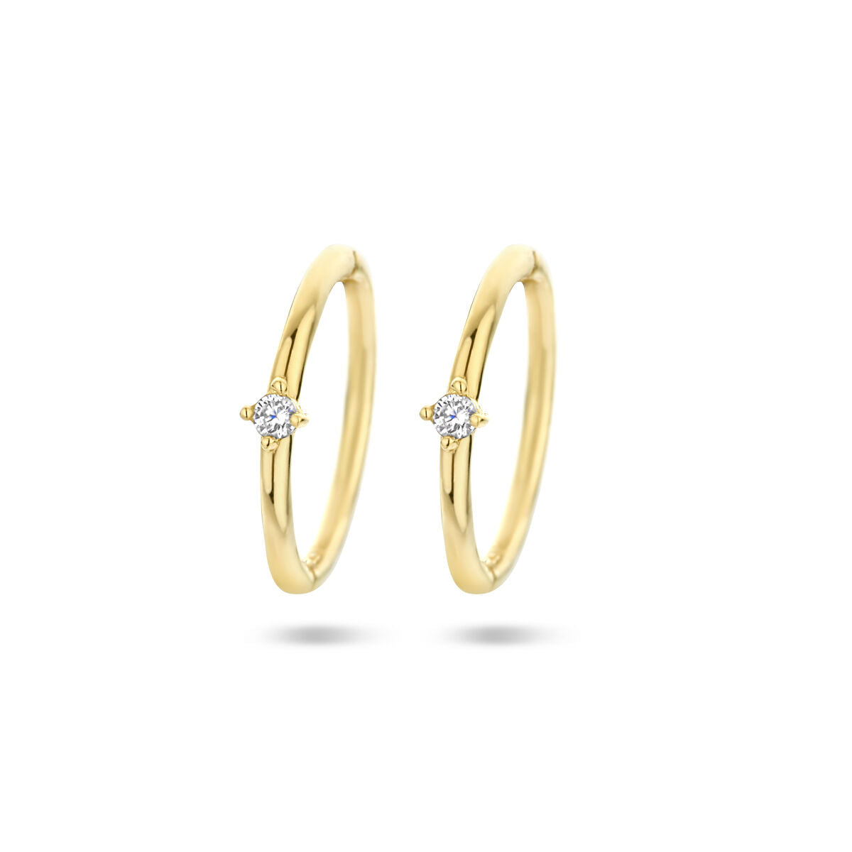 Pendientes de aro de oro amarillo de 14K con circonitas brillantes.