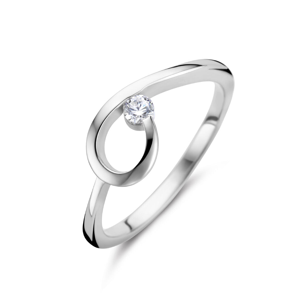 Anillo de plata rodiada con zirconia, diseño ondulado y piedra brillante.