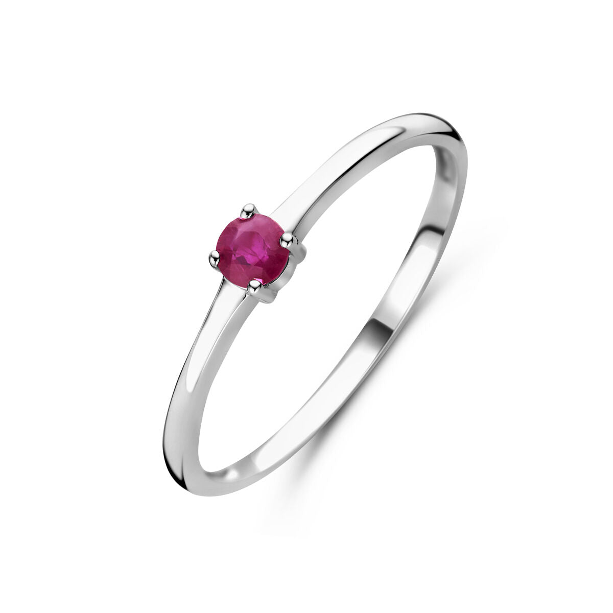 Anillo de plata rodiada con piedra de nacimiento rubí de julio.