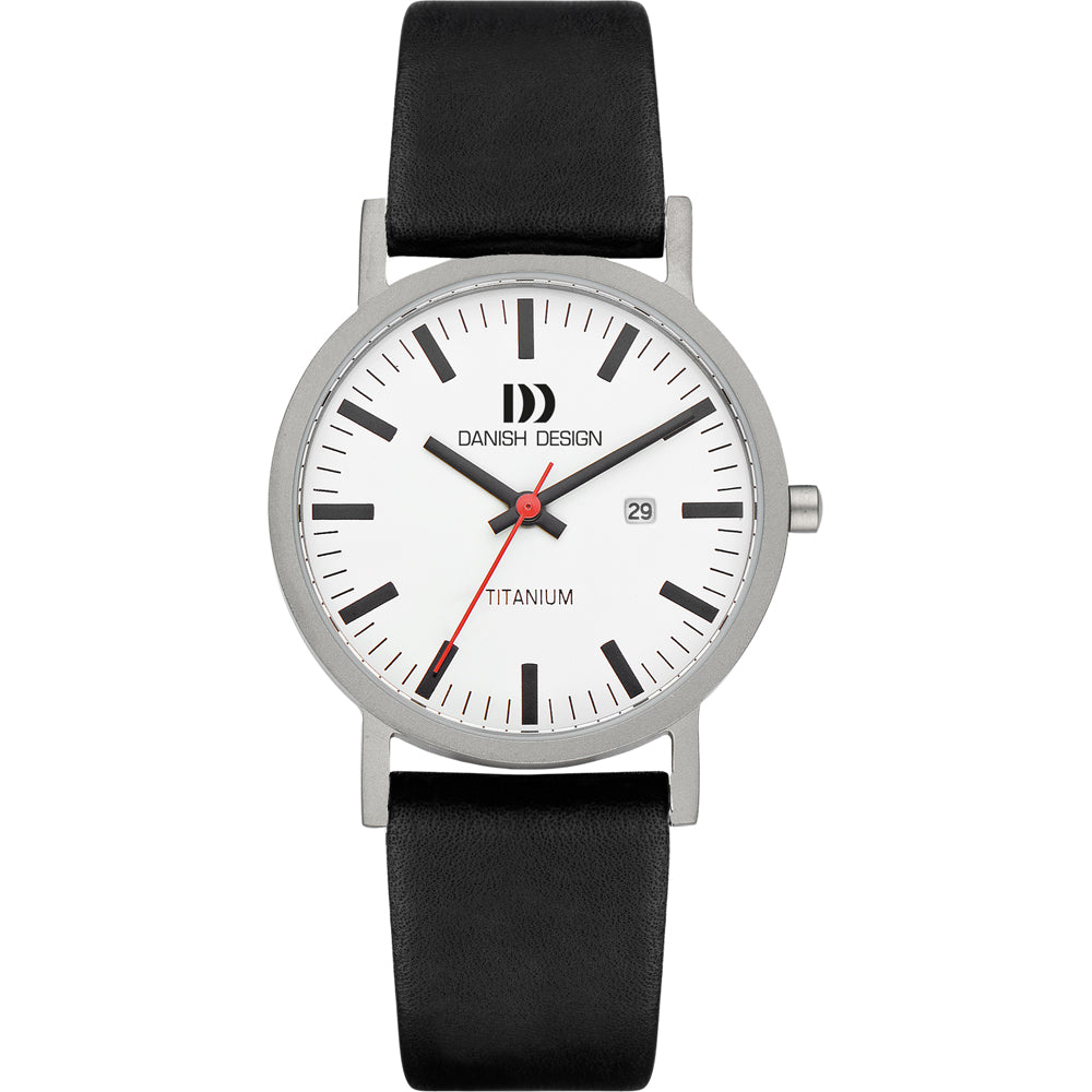 Reloj de titanio con esfera blanca, manecillas rojas y correa negra de cuero.