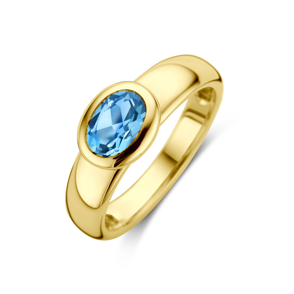 Anillo de oro amarillo de 14K con topacio azul londinense ovalado en el centro.