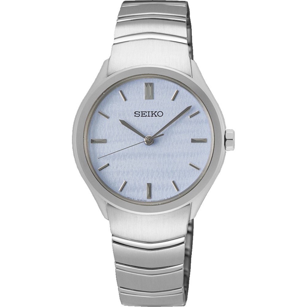 Reloj de mujer Seiko con esfera azul claro y correa de acero inoxidable plateada.