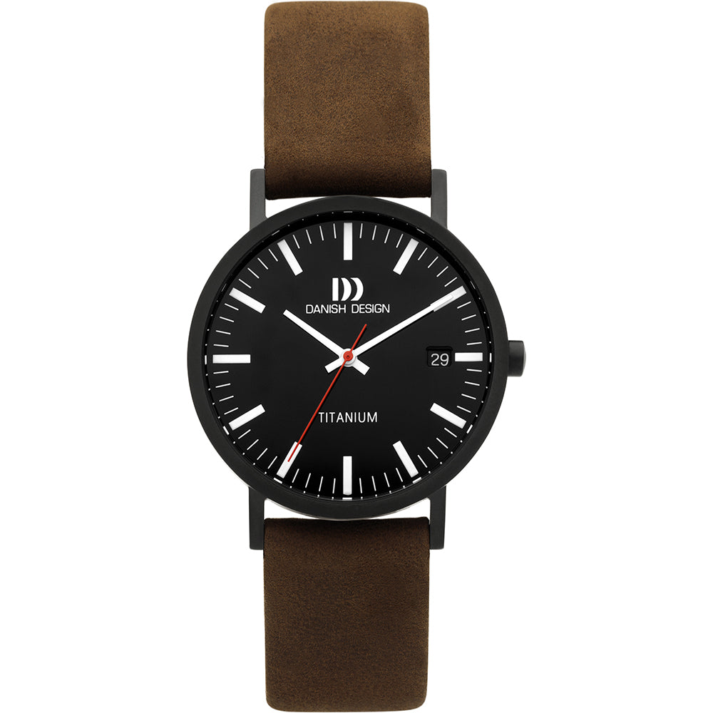 Reloj de titanio con esfera negra, correa de cuero marrón y detalles en blanco y rojo.