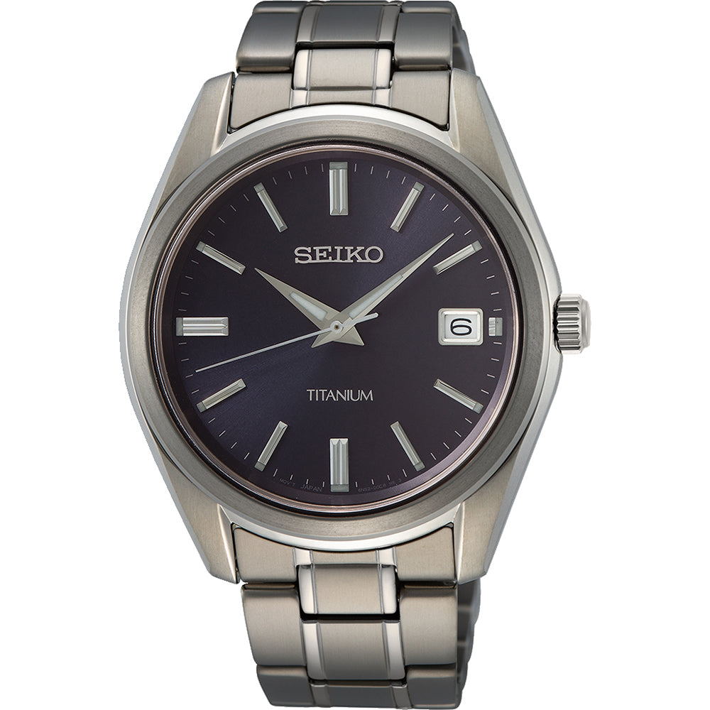 Reloj de hombre Seiko con caja de titanio, esfera negra y correa de eslabones plateados.