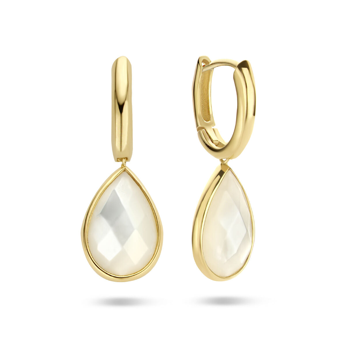 Pendientes de aro en oro amarillo de 14K con forma de gota y detalle de nácar.