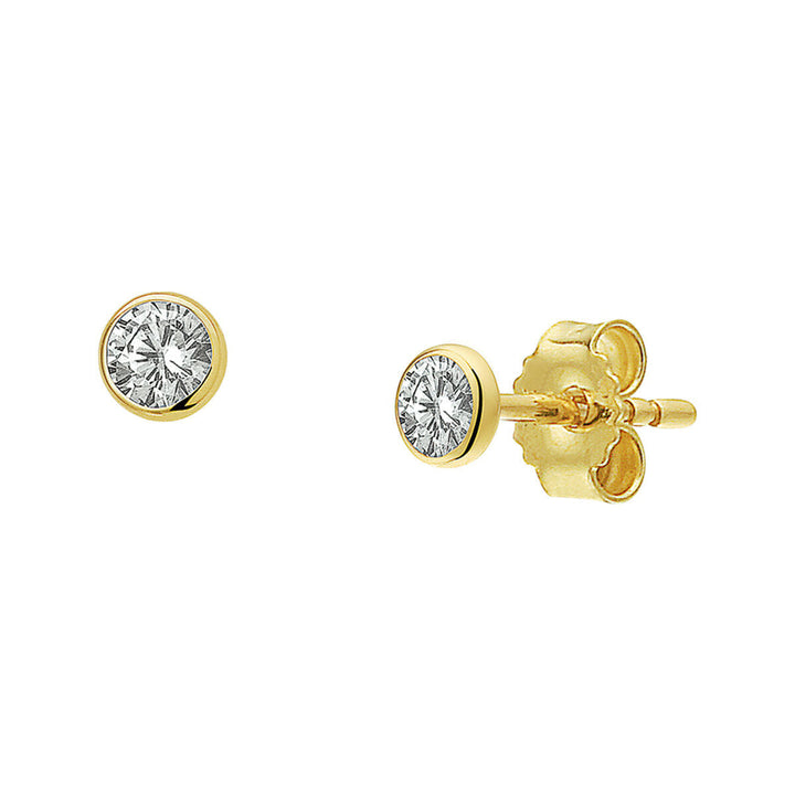 Een paar Van der Kooij Collectie oorknoppen zirkonia 14K geelgoud met ronde, heldere zirkonia's in een eenvoudige kastzetting; één oorbel is afgebeeld vanaf de voorkant en de andere vanaf de zijkant.