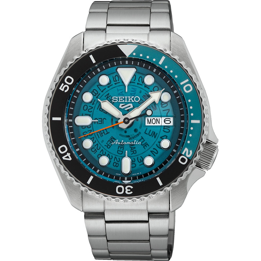 Reloj de hombre Seiko 5 Sports con esfera azul, bisel negro y correa de acero inoxidable.