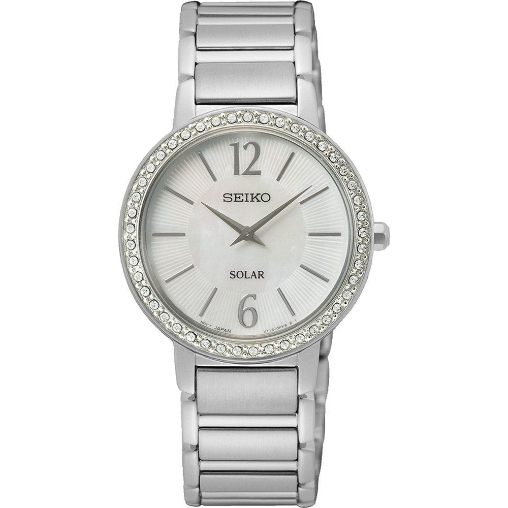 Het Seiko dameshorloge SUP467P1 is een zilveren horloge met een op zonne-energie werkende ronde wijzerplaat en metalen band. Het heeft een met kristallen bezette lunette, parelmoeren wijzerplaat met zilveren uurmarkeringen en wijzers en grotere cijfers op 12 en 6 uur.