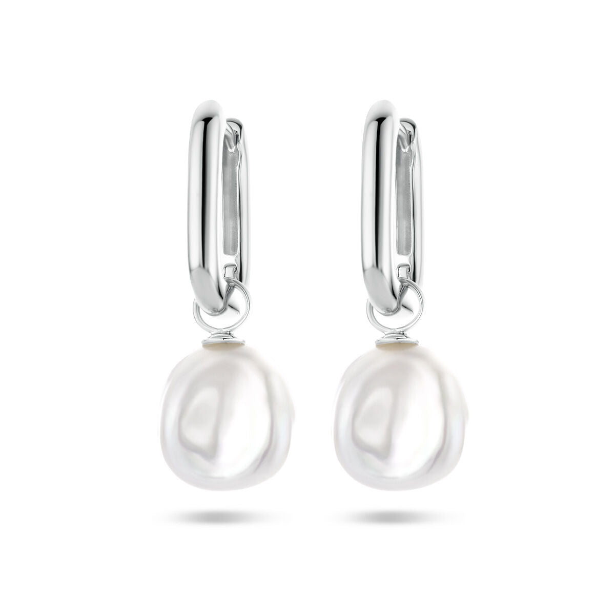 Pendientes de aro de plata rodiada con perlas barrocas colgantes.