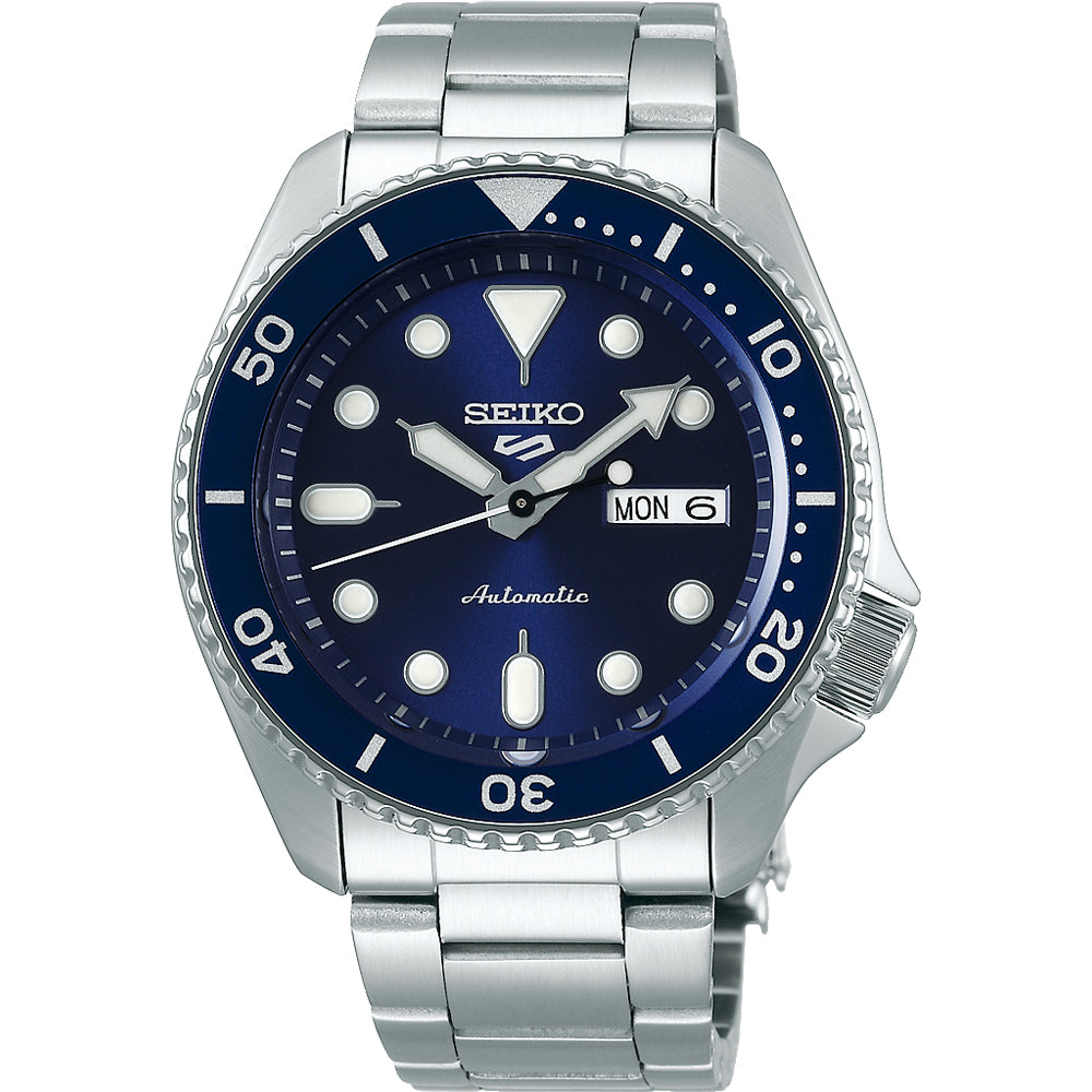 Reloj de hombre Seiko 5 Sports con esfera azul, caja de acero inoxidable y correa de acero.
