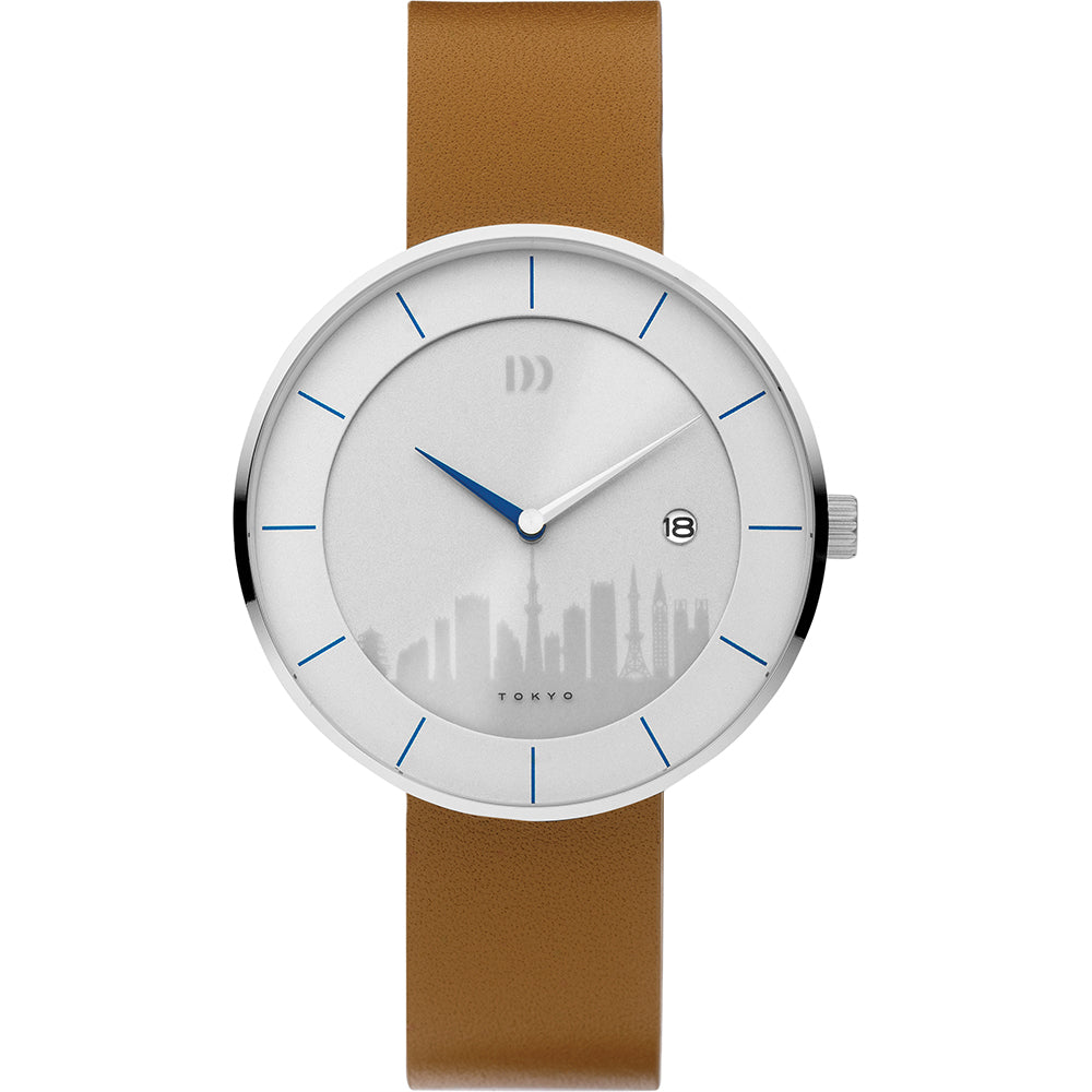 Reloj con esfera blanca, detalles en azul y correa de silicona marrón.