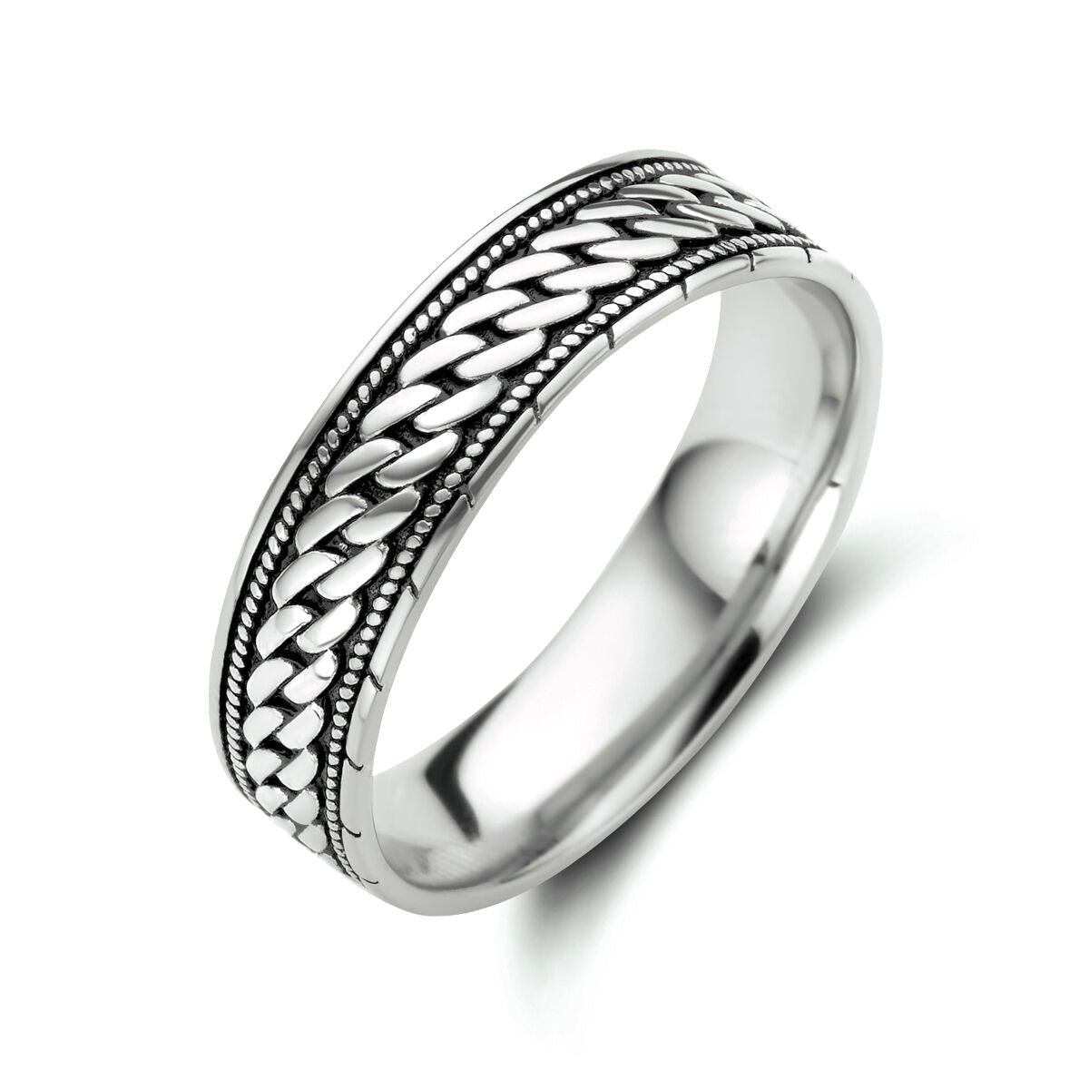 Anillo de plata oxidada con diseño trenzado en el borde.